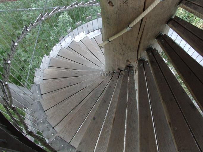 Točité schody v exteriéri s kovovým zábradlím